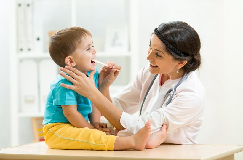 Una doctora examina a un niño para realizar un diagnóstico.
